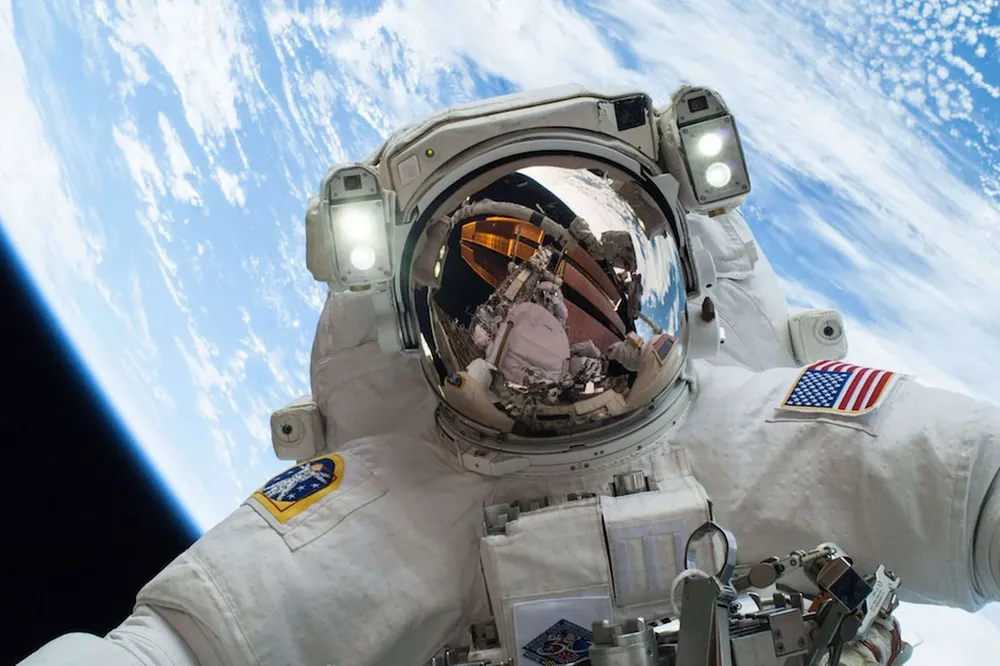 El astronauta de la NASA Mike Hopkins se sacó una selfie a fines de 2013 durante una caminata espacial