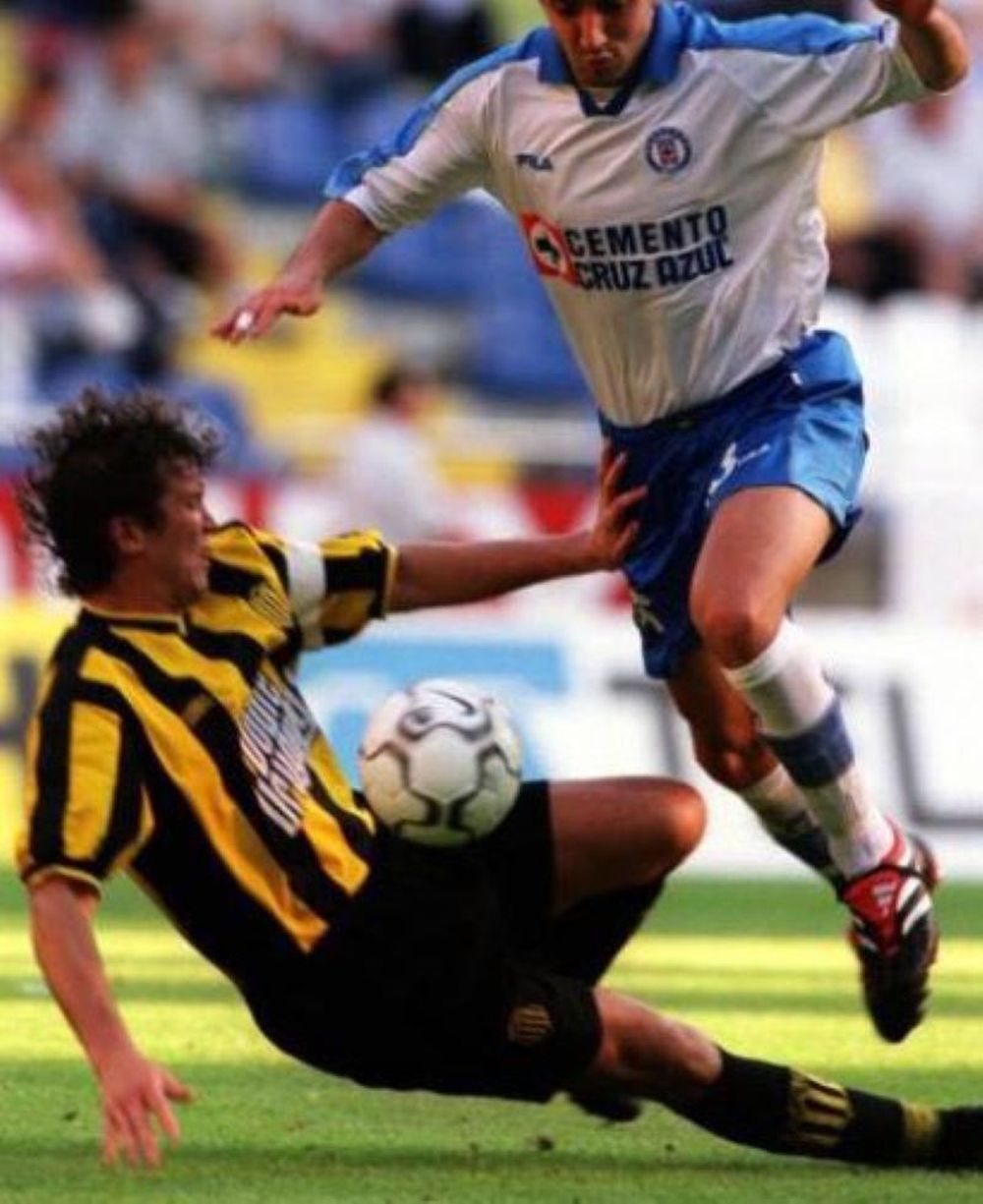 Jos&eacute; Enrique de los Santos con Pe&ntilde;arol enfrentando a Cruz Azul de M&eacute;xico