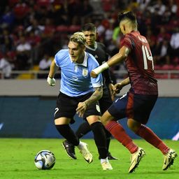 Orlando Gallo de Costa Rica ante Emiliano Gómez de la selección de Uruguay