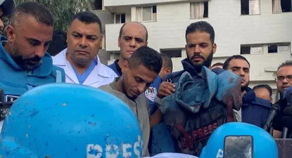 Velatorio de dos periodistas palestinos muertos en Gaza durante un bombardeo.