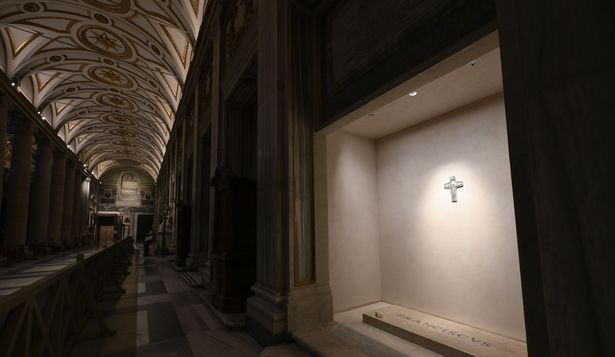 El público ya puede visitar la tumba del papa Francisco en la basílica de Santa María la Mayor