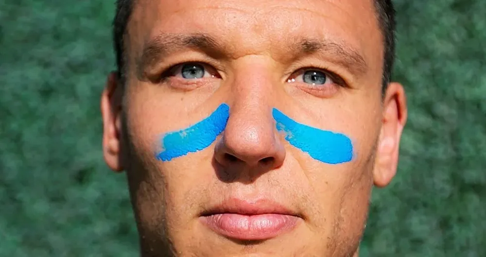 Damián Musto se pintó de celeste debajo de los ojos para concientizar en contra del cáncer