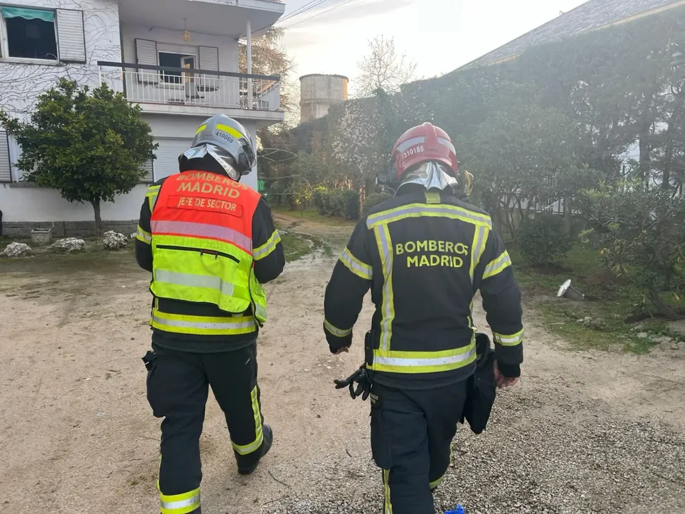 Dos mujeres han fallecido y otra permanece en estado crítico en un incendio registrado este domingo en una residencia de ancianos en el distrito madrileño de Aravaca, ha informado Emergencias Madrid.