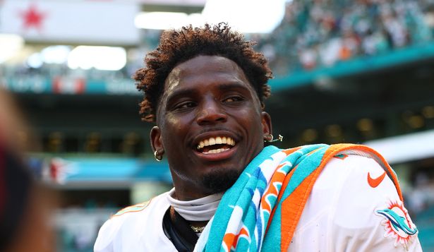 Escándalo y sospechas de racismo en Miami: la policía separa al oficial que esposó al jugador estrella de los Dolphins en la NFL