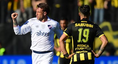 Francisco Calvo celebra su gol en el clásico ante Peñarol, con Matías Arezo cerca
