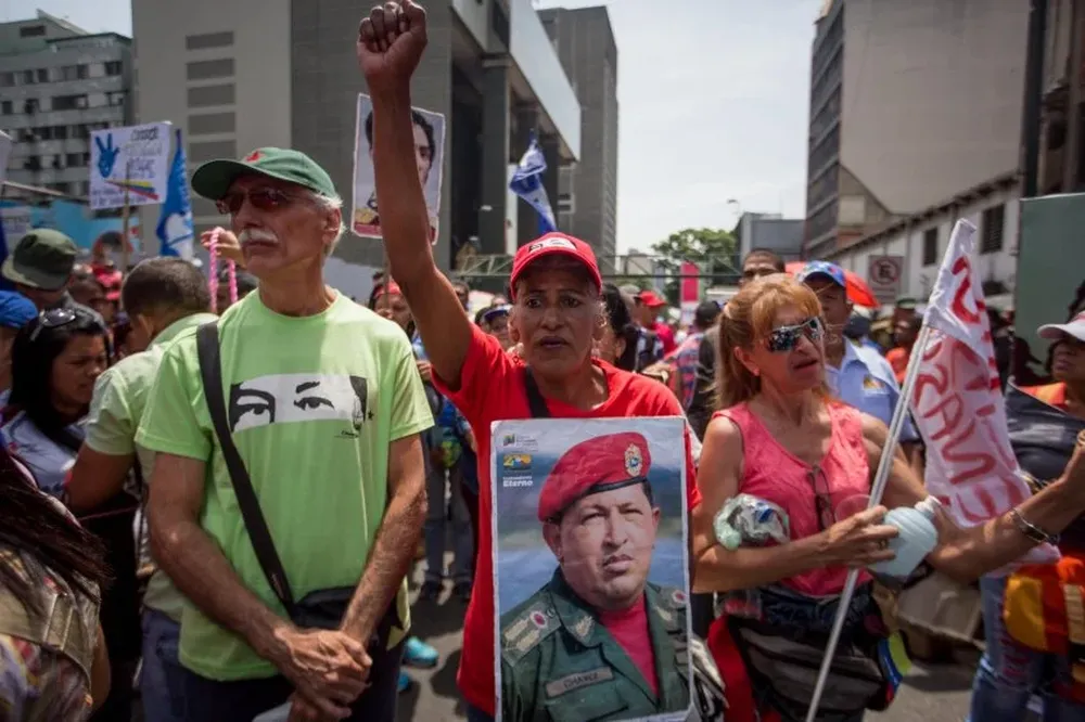 Venezolanos recuerdan a Chávez en una manifestación a favor del gobierno de Maduro.