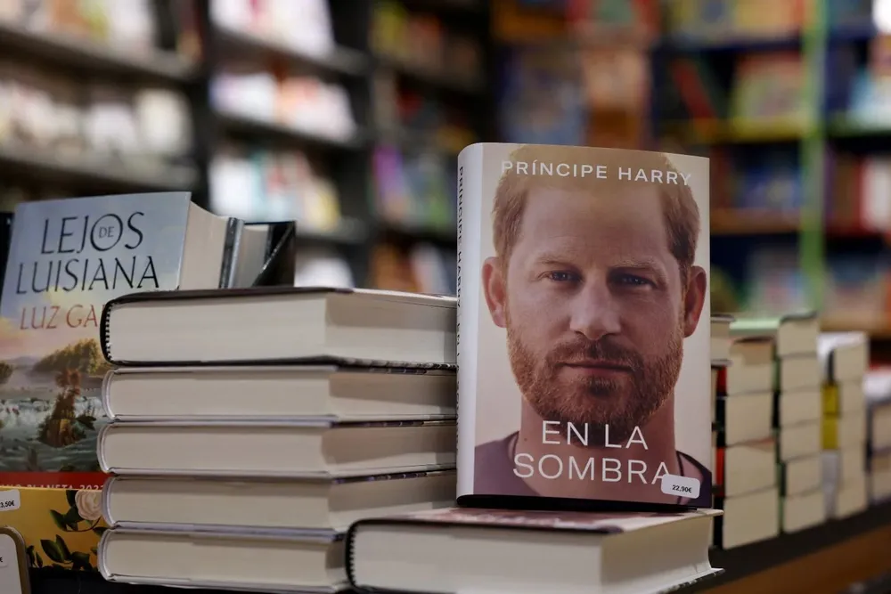 La tapa del libro con las memorias del príncipe Harry