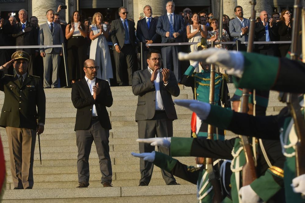 Sebastián Valdomir y Alejandro Sánchez ven al Batallón Florida que hizo su desfile afuera del Palacio Legislativo en el inicio de una nueva legislatura