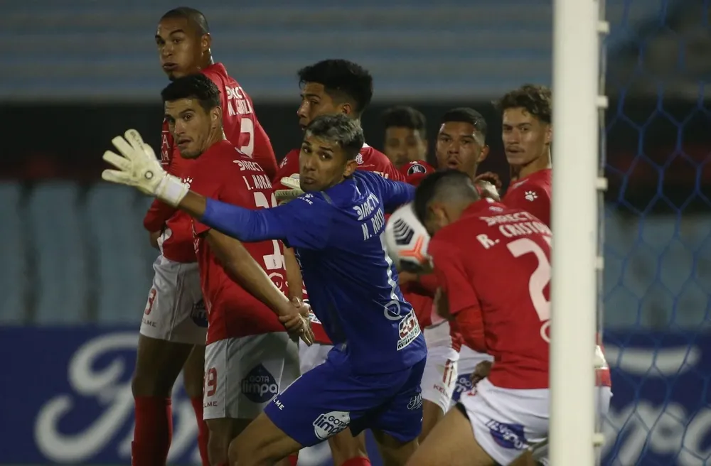 Ramiro Cristóbal de cabeza sacó la pelota de la línea contra Sao Paulo