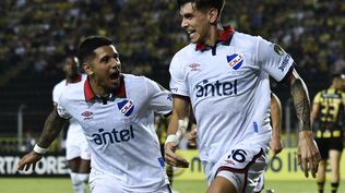Alexis Castro celebra su gol para Nacional ante Deportivo Táchira