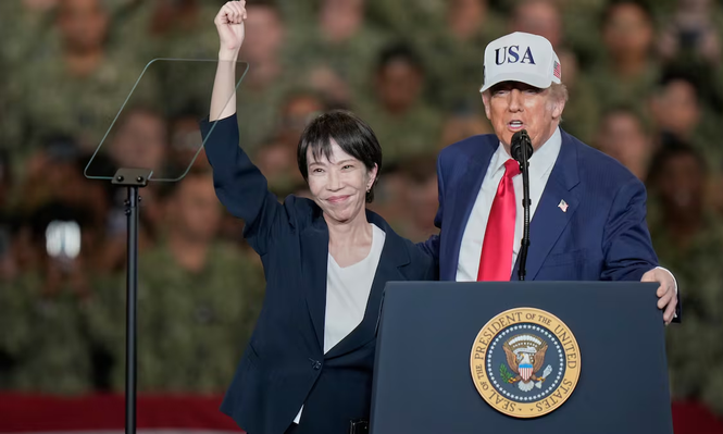 La primera ministra japonesa, Sanae Takaichi, y el presidente estadounidense, Donald Trump,