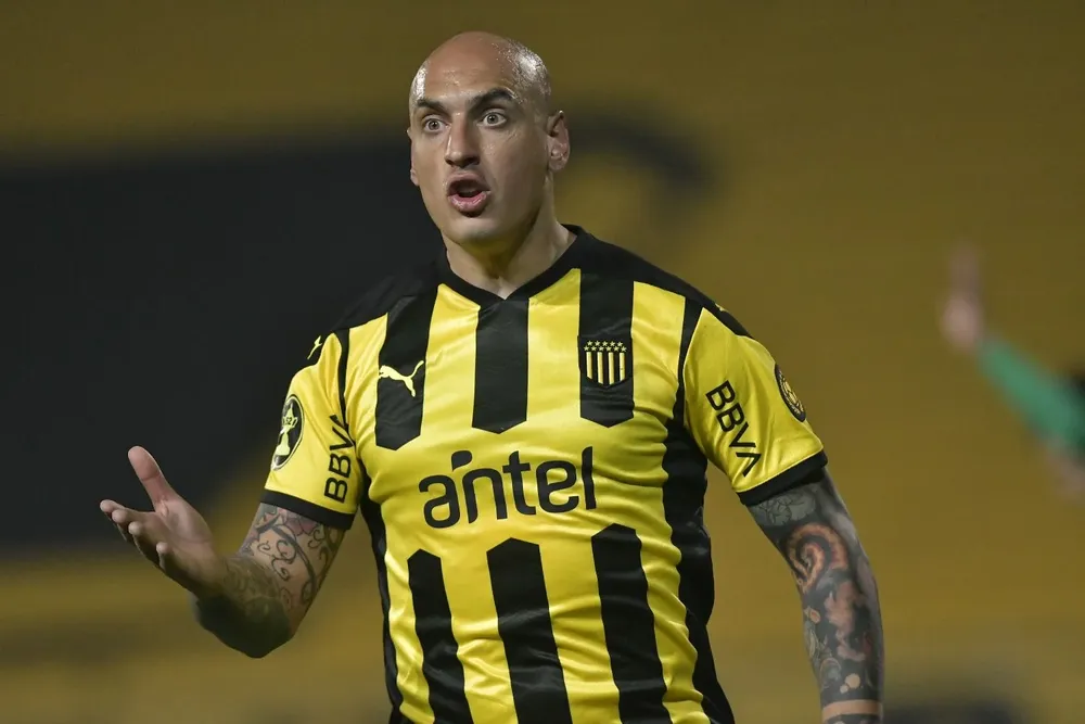 En Peñarol sorprendió la determinación que Nahuelpán le planteó al técnico Larriera