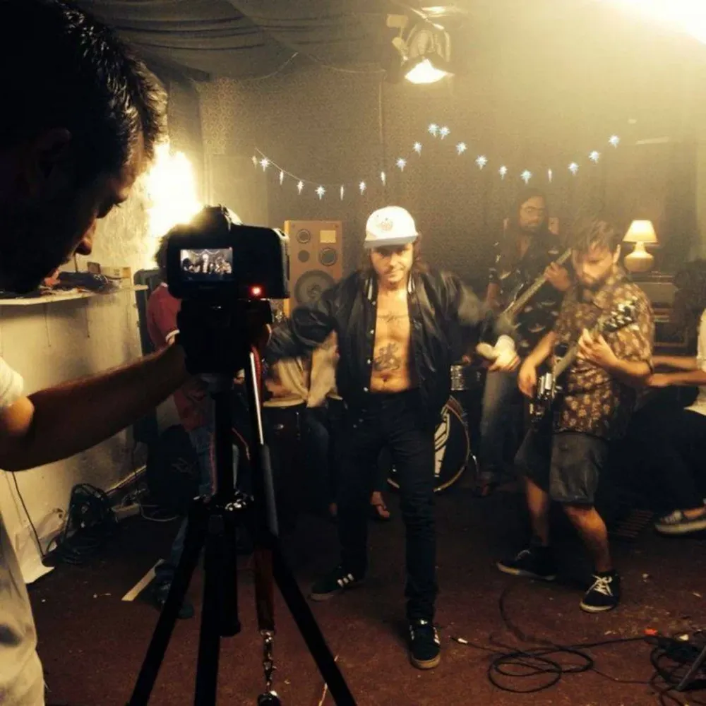 Hablan por la Espalda en la grabación del videoclip de Cabeza de moto, parte de su disco Sangre, financiado a través de crowdfunding