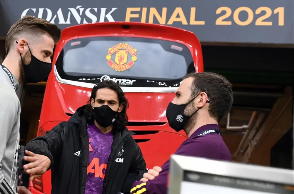 Edinson Cavani y dos compañeros del Manchester en el estadio de Gdansk