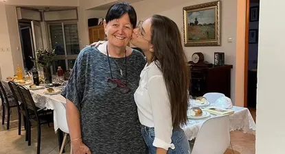 Mor Bayder con su abuela.