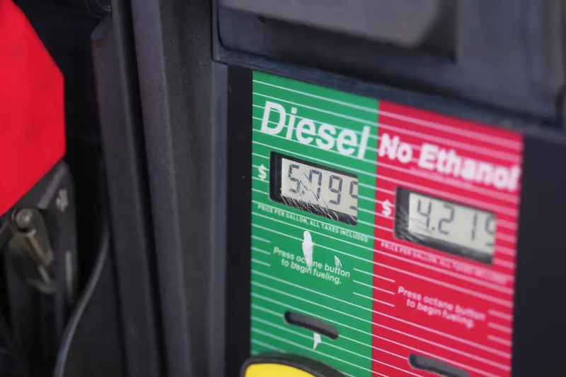 Crece el descontento en EEUU por el precio del combustible: por qué podría ser el talón de Aquiles de Trump en las midterms