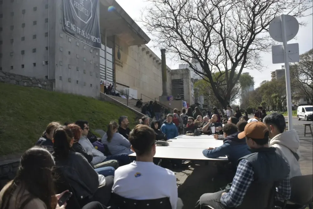 Alumnos de la FADU reciben clases en la vereda tras ocupación de la sede