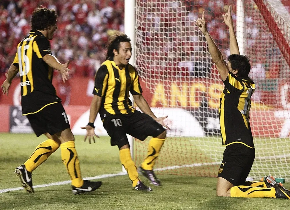 Los futbolistas celebran el gol de Peñarol