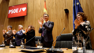 El presidente del Gobierno, Pedro Sánchez (en el centro de la imagen), en la reunión interparlamentaria del PSOE en el Congreso
