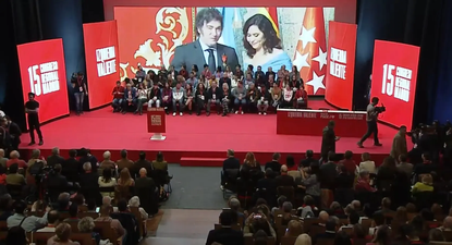 El PSOE de Madrid en su acto, con un video donde muestra a Díaz Ayuso y a Javier Milei.&nbsp;