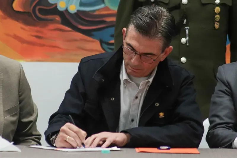 Rodrigo Paz promulga la ley que habilita al Ejército para levantar bloqueos en Bolivia