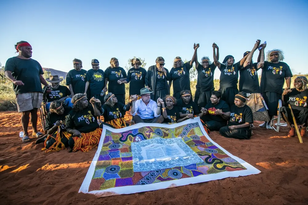 El primer ministro Albanese con líderes aborígenes en el Uluru Kata Tjuta National Parks
