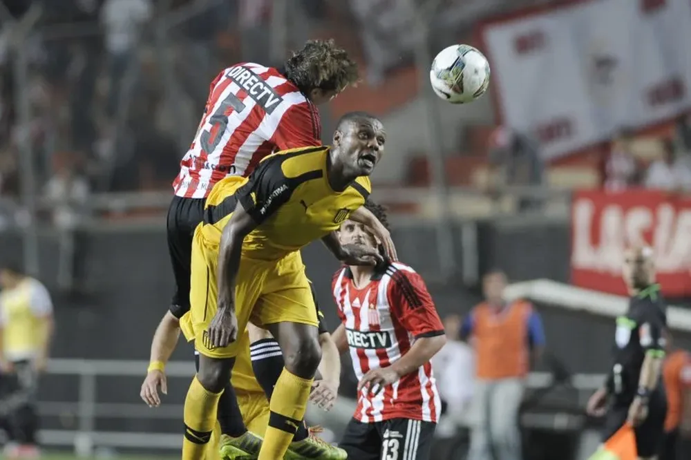 Marcelo Zalayeta durante la última llave que Peñarol jugó por Sudamericana; en 2014 ante Estudiantes.