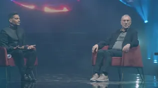 El terapeuta gestalt Joan Garriga guiando en la meditación al presentador Ismael Cala