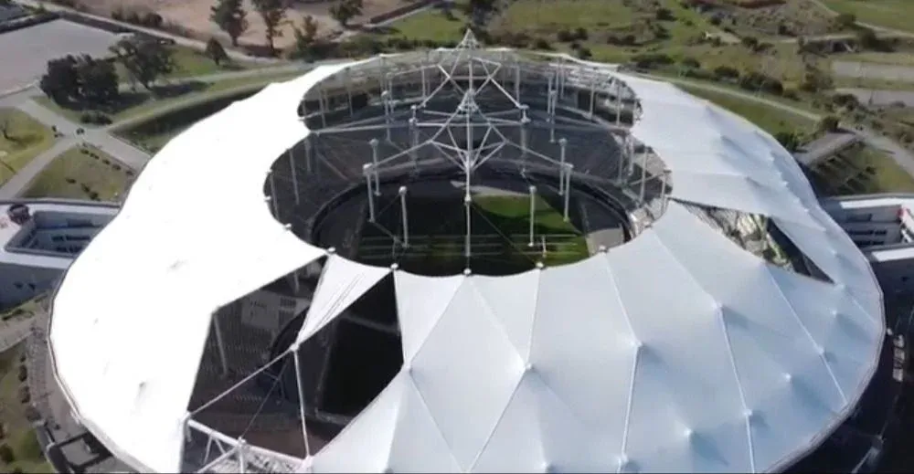 El Estadio Único Diego Armando Maradona de La Plata, tiene el techo roto