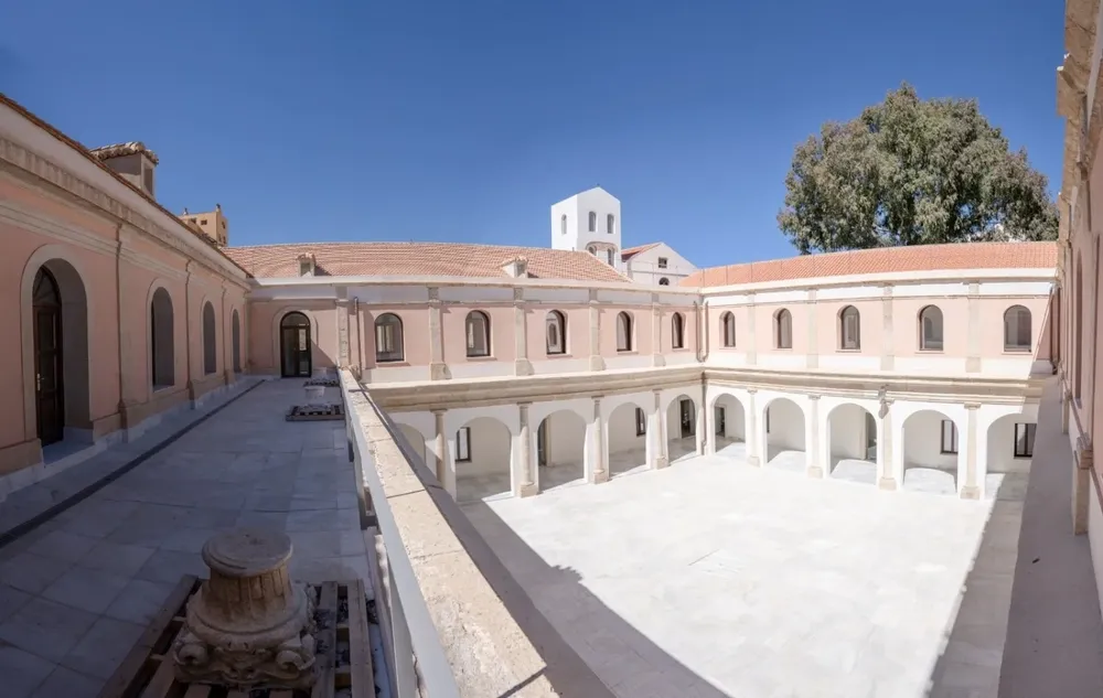 Claustro del antiguo Hospital Provincial de Almería.