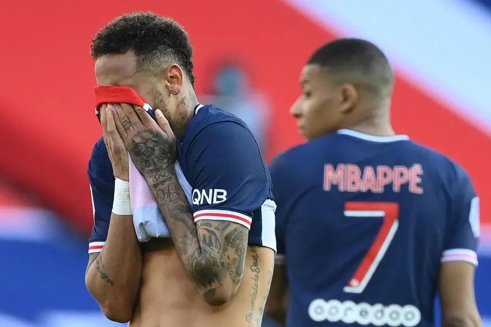 Neymar no puede creer la expulsión ante Lille