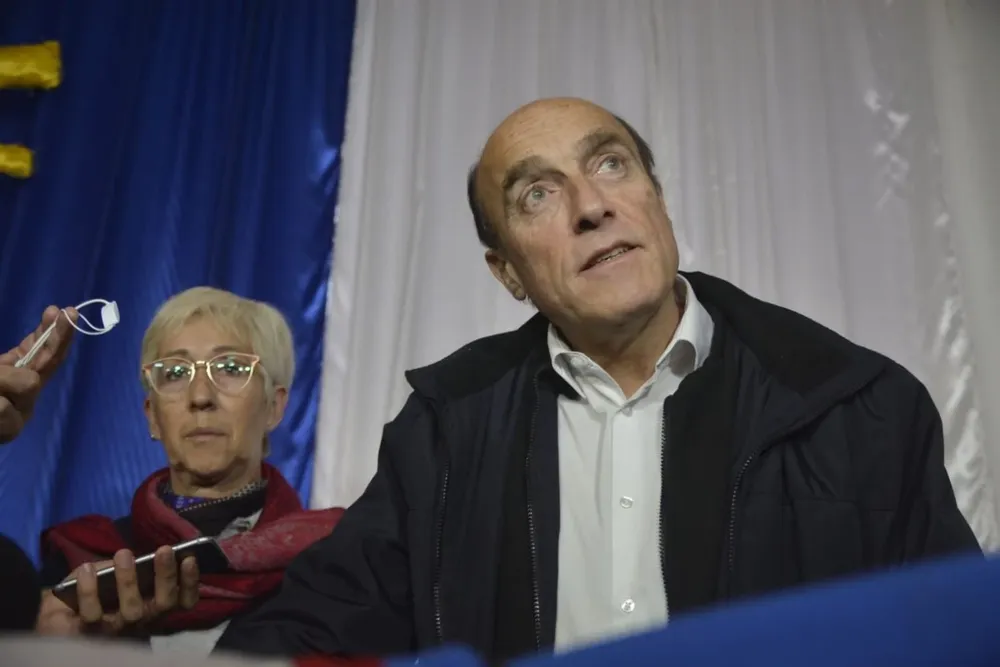 Daniel Martínez y Graciela Villar hablan con la prensa durante una recorrida por Libertad (San José)