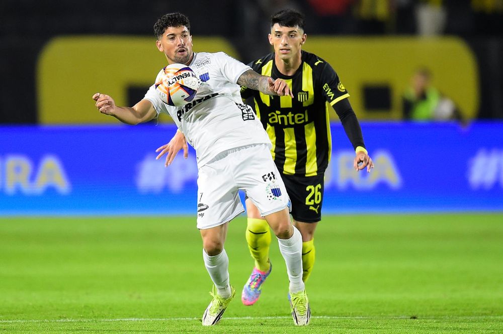 Federico Martínez y Andrés Madruga en el último partido entre Peñarol y Liverpool