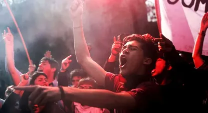 miles de estudiantes marchan contra reforma