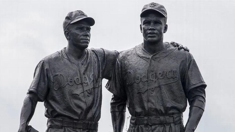 La estatua de Pee Wee Reese y Jackie Robinson en Brooklyn