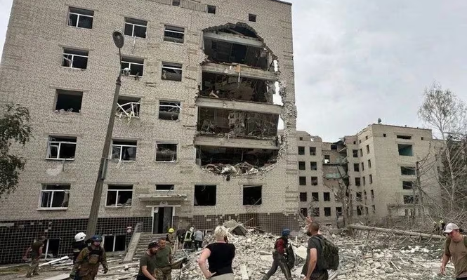 Escuela y hospital bombardeado por tropas rusas en la ciudad de Poltava