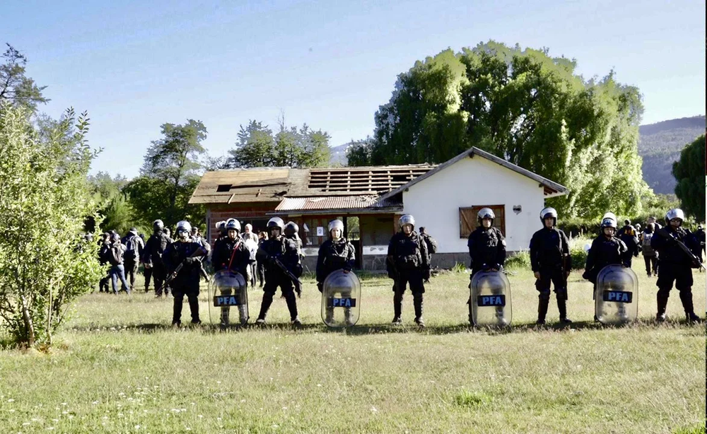 Las fuerzas federales cercaron las instalaciones del parque nacional Los Alerces tras haber desalojado a una comunidad mapuche que ocupaba el lugar de manera irregular