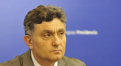 Alfie se mostró confiado en continuar bajando el déficit en 2022.