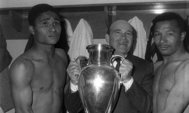 Eusebio, Bela Guttmann y Mário Coluna de Benfica y la Copa de Campeones de Europa