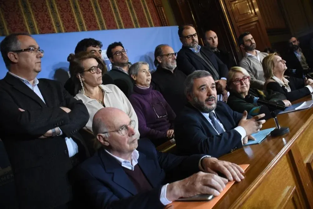 Mario Bergara encabeza una conferencia de prensa tras interpelación a Heber y Bustillo