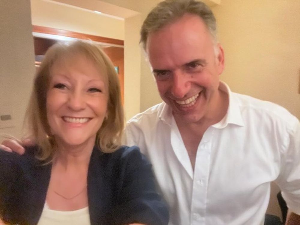 Carolina Cosse y Yamandú Orsi celebran la victoria en el balotaje