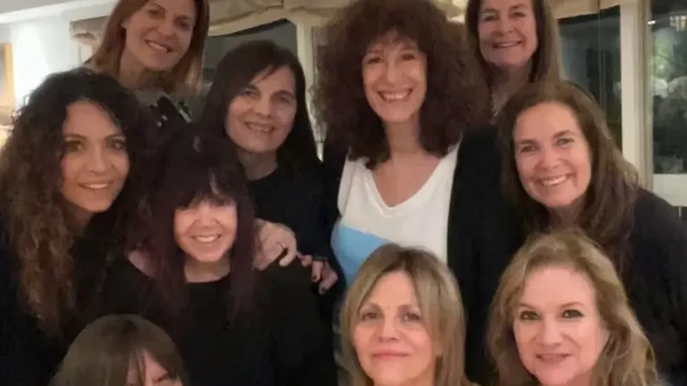 Amigas, escribió Lucía Galán en sus redes y le sumó un corazón rojo, a la foto de esta juntada de amigas de la música