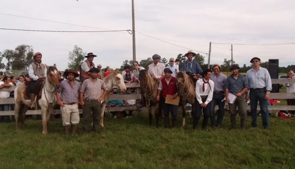 Los domadores con integrantes del escritorio y de las cabañas en el concurso