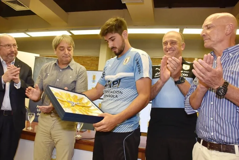 Aldo Goia a la derecha, en una entrega de pabellón a la selección sub 20