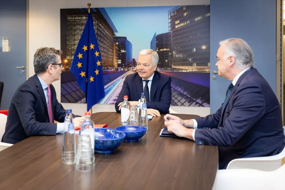 El ministro de Presidencia, Justicia y Relaciones con las Cortes, Félix Bolaños; el comisario de Justicia de la Unión Europea, Didier Reynders.