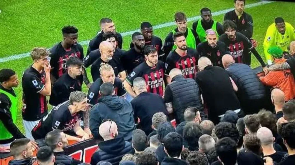 Los jugadores y el técnico de Milan escuchando atentamente a los integrantes de la barra brava del club luego de perder ante Spezia