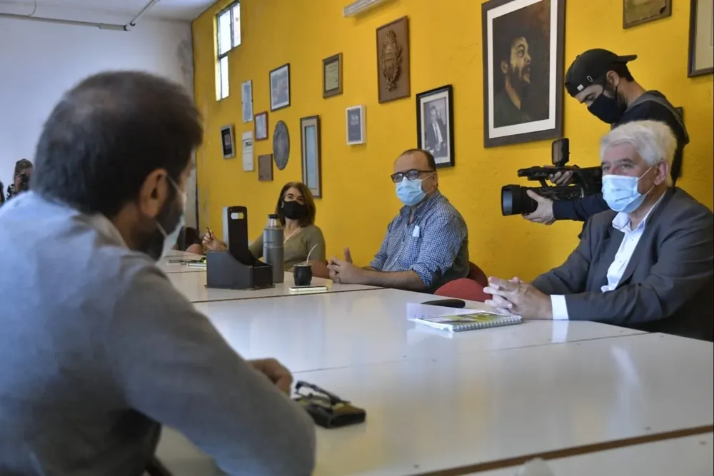 Fernando Pereira junto a Eduardo Brenta, Gabriel Otero y Silvia Nane este jueves en la sede del PIT-CNT