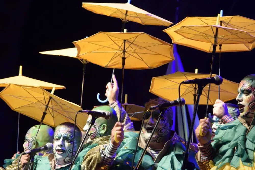 La lluvia tiene en jaque a los carnavaleros.