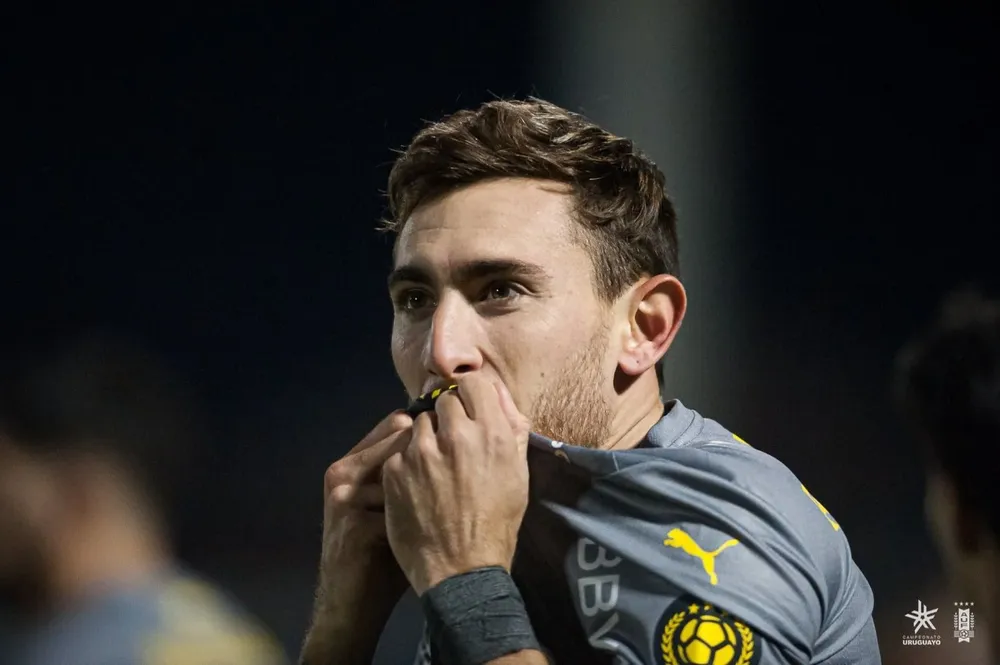 Rak y el primer beso al escudo de Peñarol