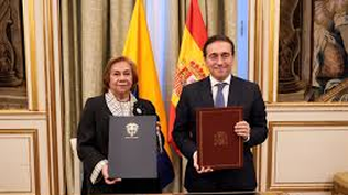 Yolanda Villavicencio, ministra de Exteriores de Colombia y su homólogo español, José Manuel Albares, tras la firma del acuerdo.